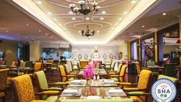 Se sirven comidas, cenas y cocina china