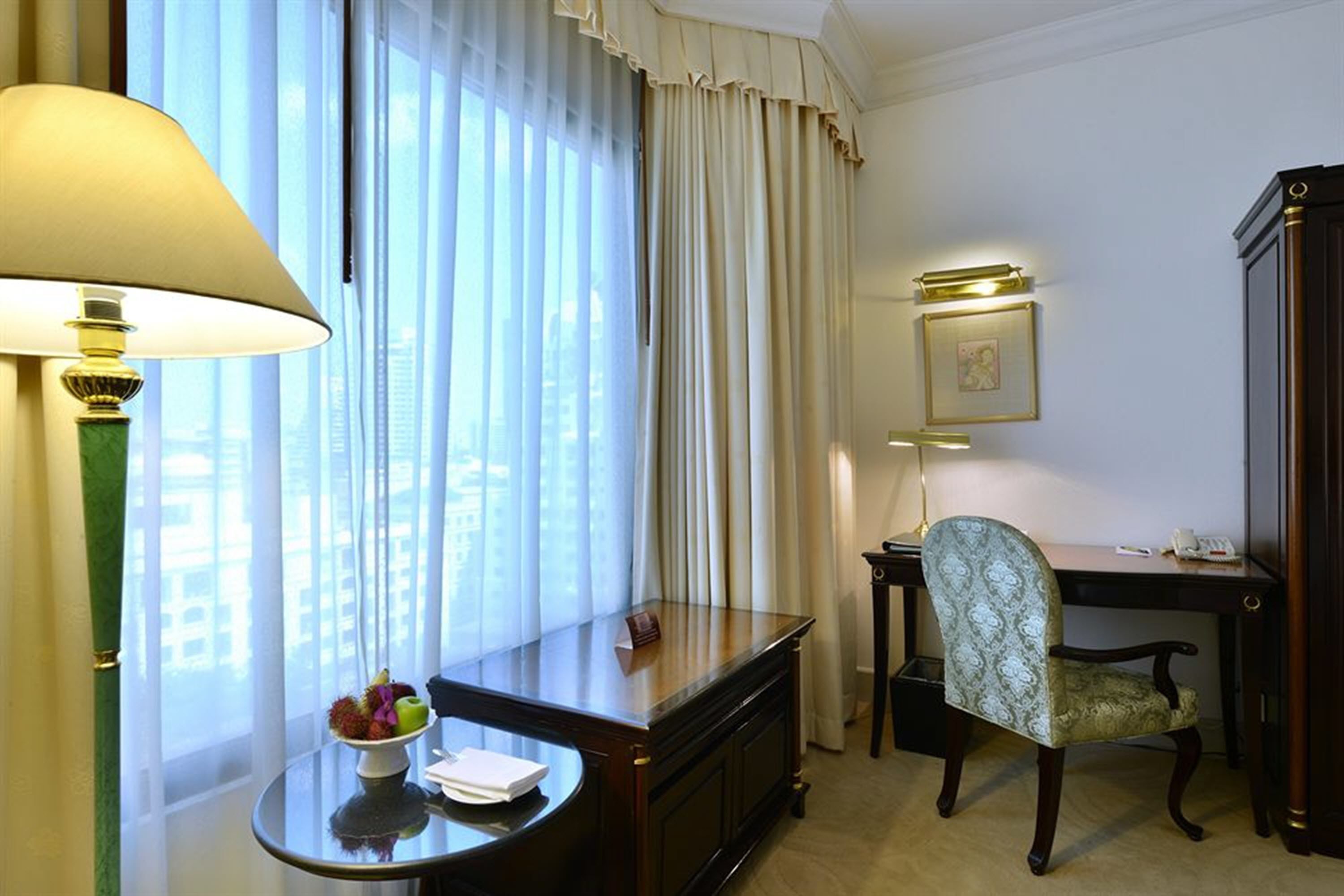 deluxe suite, 1 bedroom, non smoking, corner | 1 bedroom, in-room safe, soundproofing, bed sheets