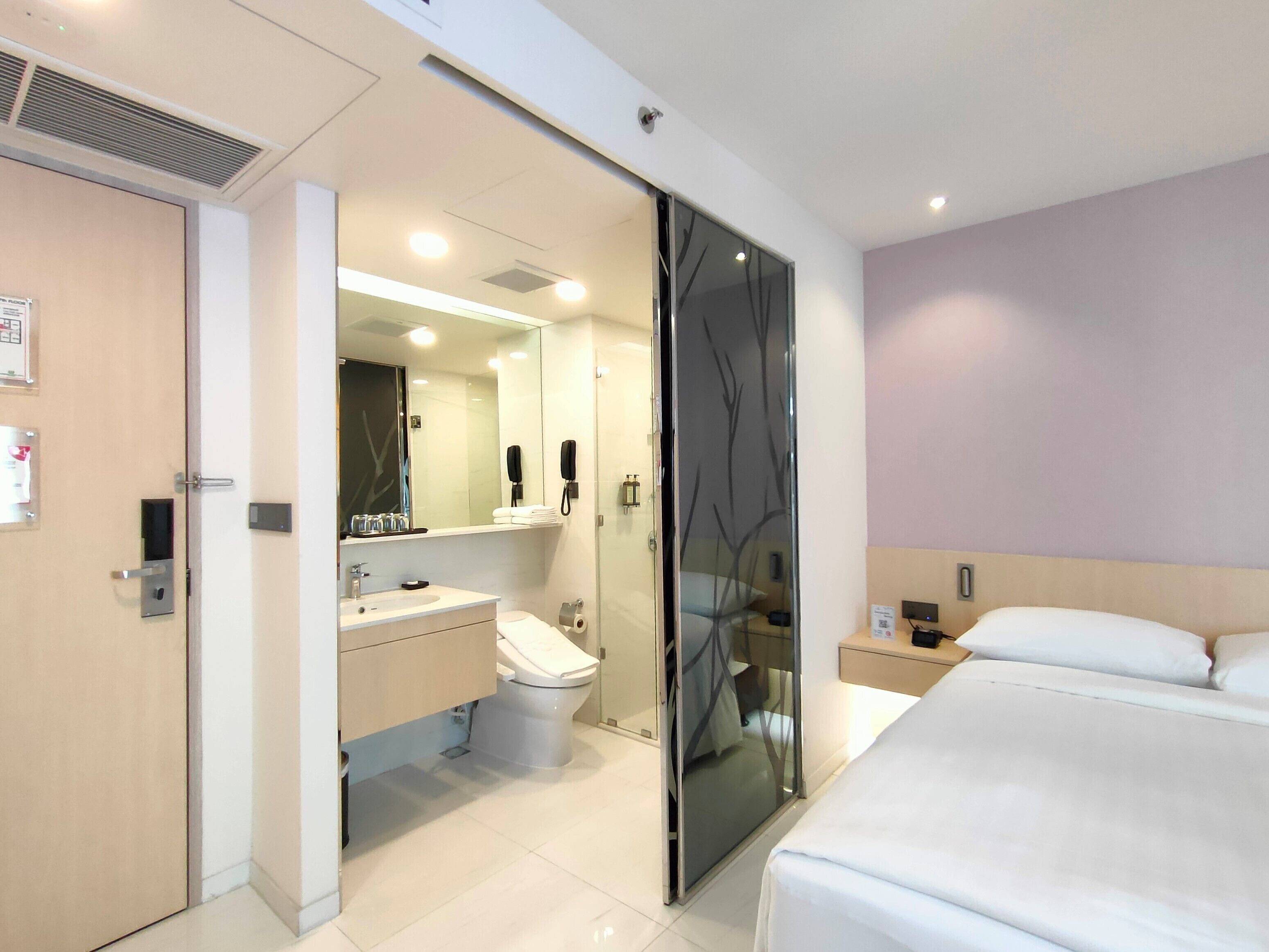 superior room, non smoking | bathroom | free toiletries, hair dryer, bathrobes, slippers