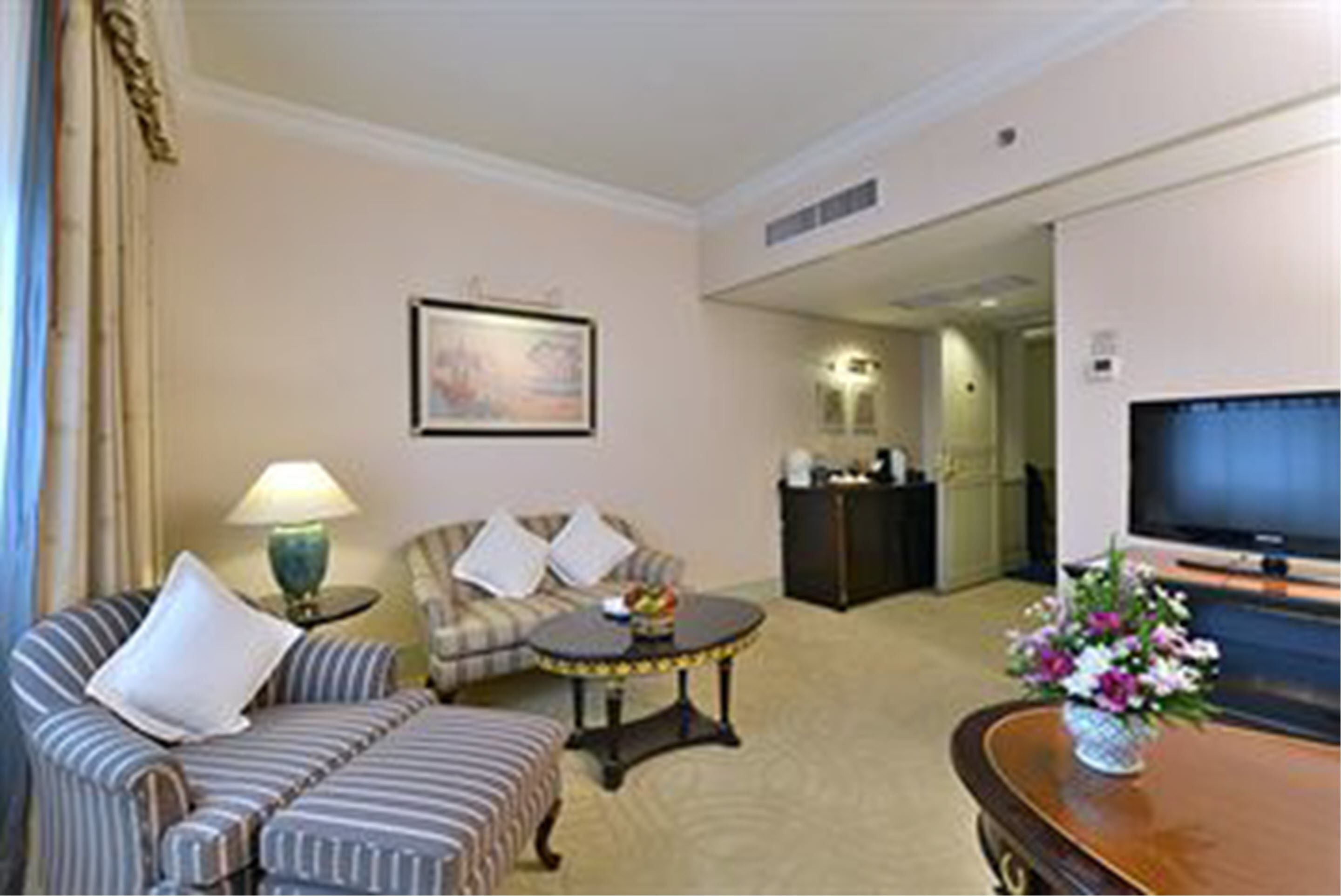 superior suite, 1 bedroom, non smoking, corner | 1 bedroom, in-room safe, soundproofing, bed sheets