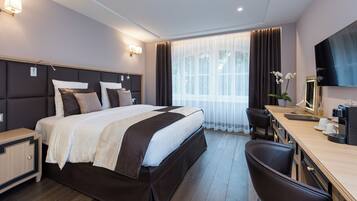 Ladies First | Minibar, in-room safe, individually decorated, desk