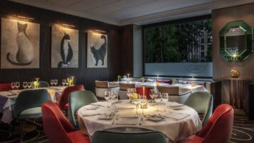 Petit déjeuner, déjeuner et dîner servis sur place