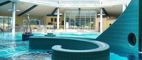 Innenpool, Außenpool, geöffnet von 08:00 Uhr bis 21:00 Uhr, Liegestühle