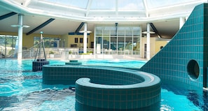 Piscine intérieure, piscine extérieure, 8 h à 21 h, chaises longues