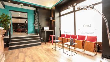 Coin salon dans le hall