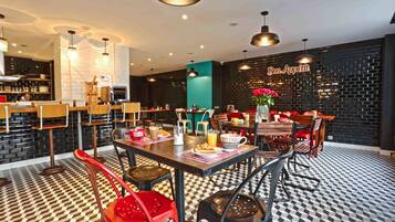 Petit déjeuner composé de spécialités régionales (8 EUR par personne)