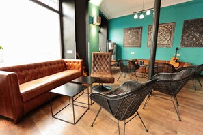 Lobby sitting area - Arty Paris Porte de Versailles by River - Hostel (Paris)