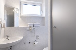 淋浴設備、環保盥洗用品、吹風機、毛巾