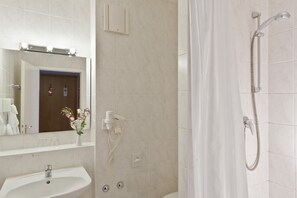 Good Morning Triple Room | Bathroom - Good Morning + Berlin City East (Berlin)