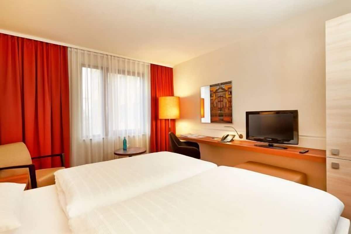1 bedroom, in-room safe, desk, free WiFi