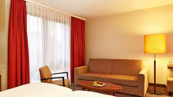 Junior-suite | Pengeskab på værelset, skrivebord, gratis Wi-Fi, sengetøj