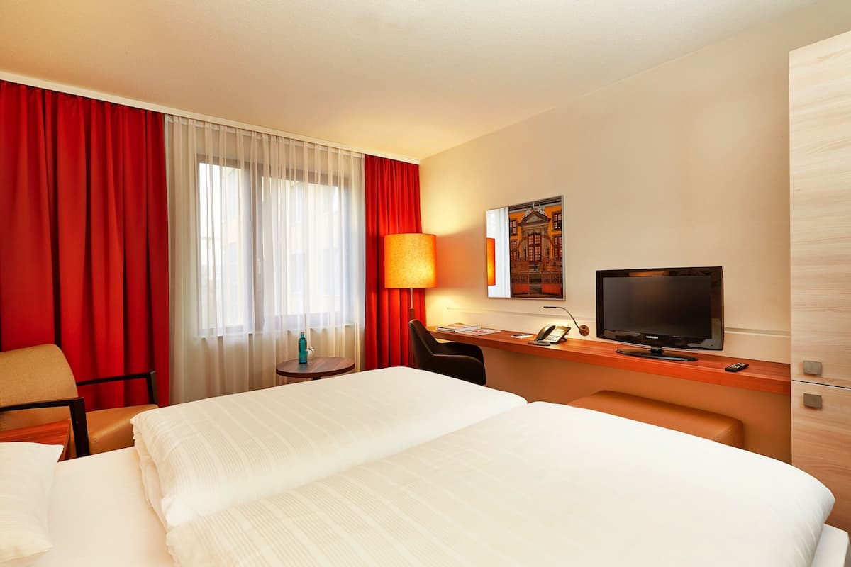 1 bedroom, in-room safe, desk, free WiFi