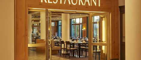 Breakfast, lunch, dinner served; international cuisine