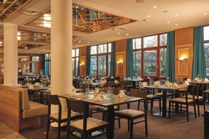 Breakfast, lunch, dinner served; international cuisine  - H+ Hotel Hannover (Hannover)