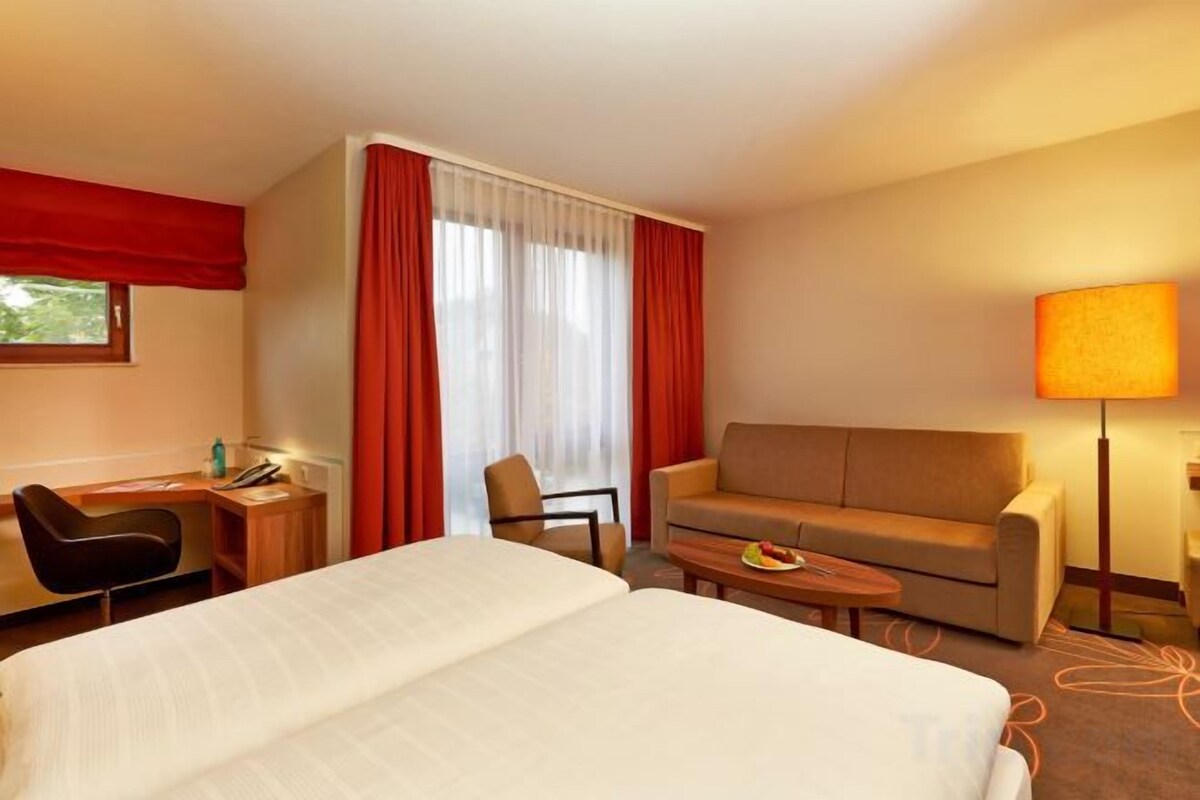 In-room safe, desk, free WiFi, alarm clocks