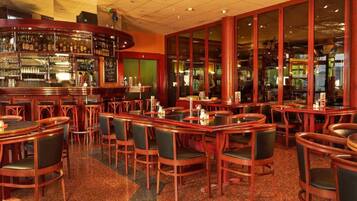 Eine Bar mit Holzsitzmöbeln und Fliesenboden.