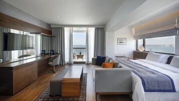 Junior-sviitti, merinäköala | Ylelliset vuodevaatteet, tallelokero huoneessa, työpöytä, pimennysverhot