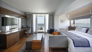 Junior Suite, Sea View | Premium bedding, in-room safe, desk, blackout curtains