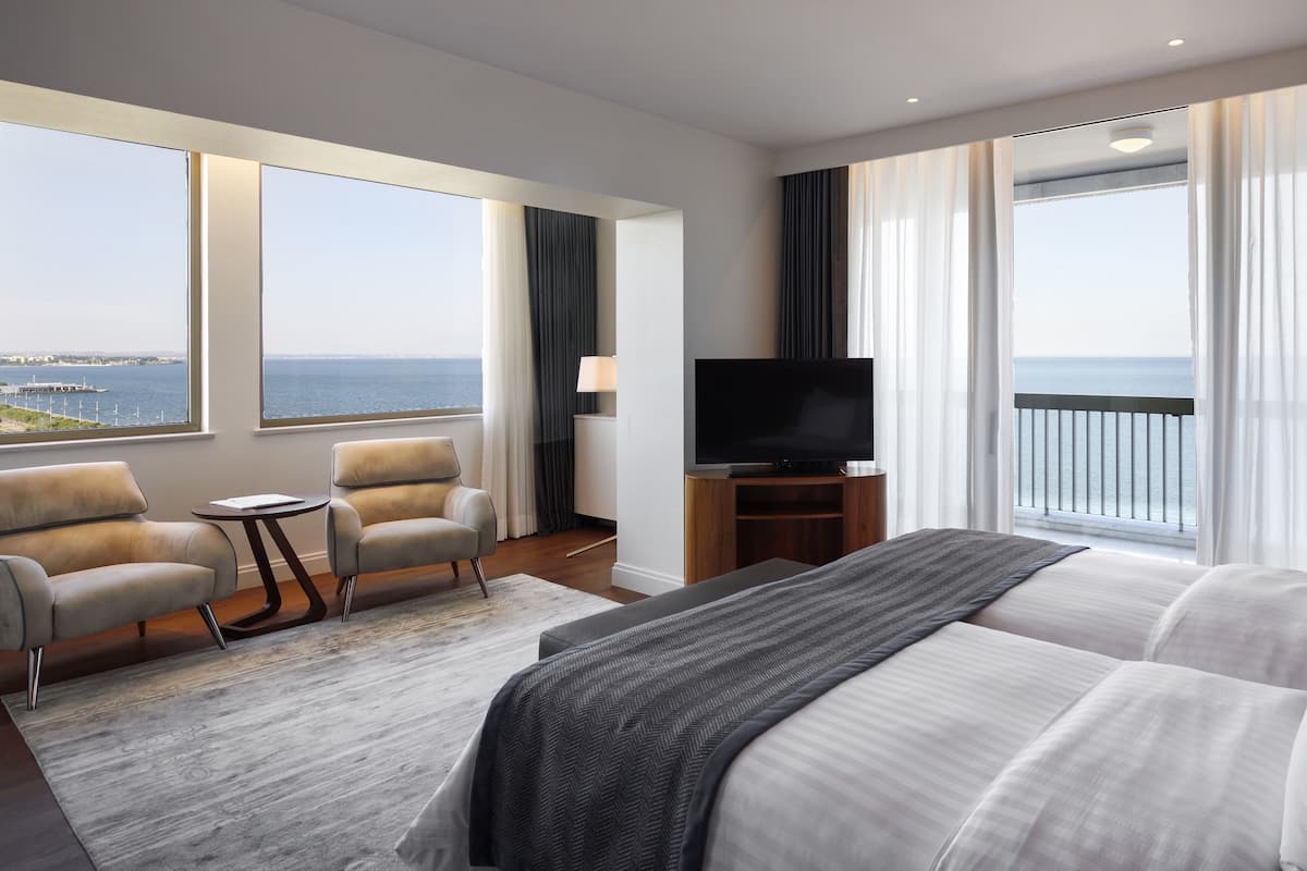 Presidential Suite | Premium bedding, in-room safe, desk, blackout drapes