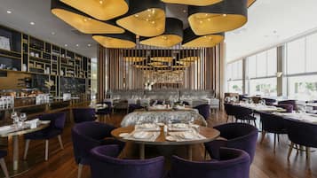 2 restaurants; breakfast, lunch, dinner and brunch served