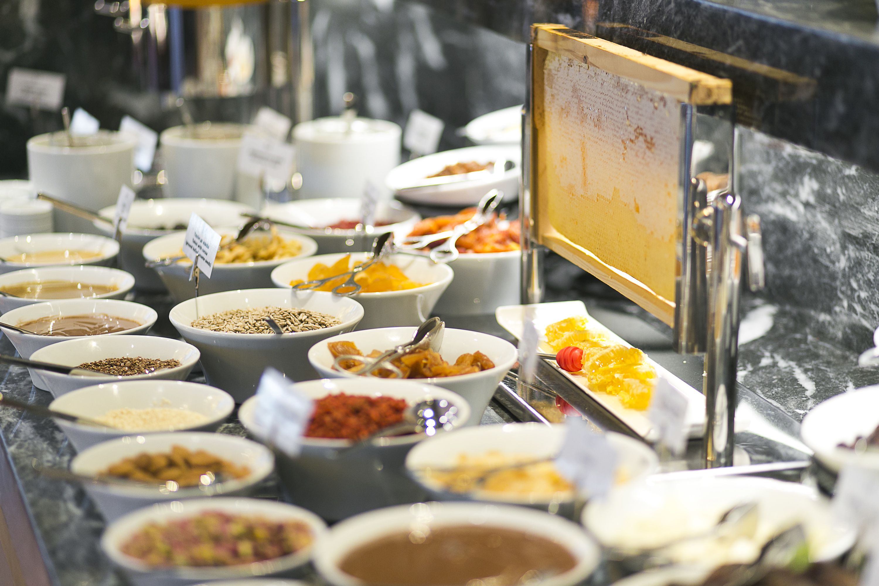 Un buffet proposant une variété de plats et un tableau affichant le menu.