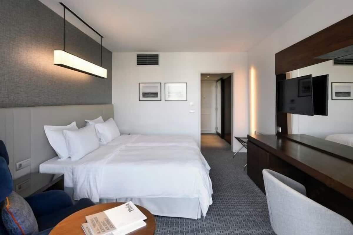 Premium bedding, in-room safe, desk, blackout drapes