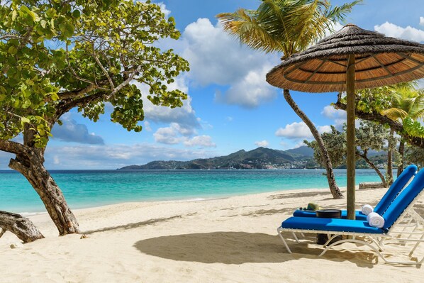 Plage, sable blanc, chaises longues, parasols