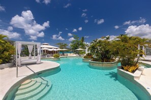 Een buitenzwembad, gratis zwembadcabana's en parasols bij het zwembad