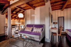 Honeymoon Suite, Terrace, City View (Piazza di Spagna 93) | Living area | 40-inch LCD TV with digital channels