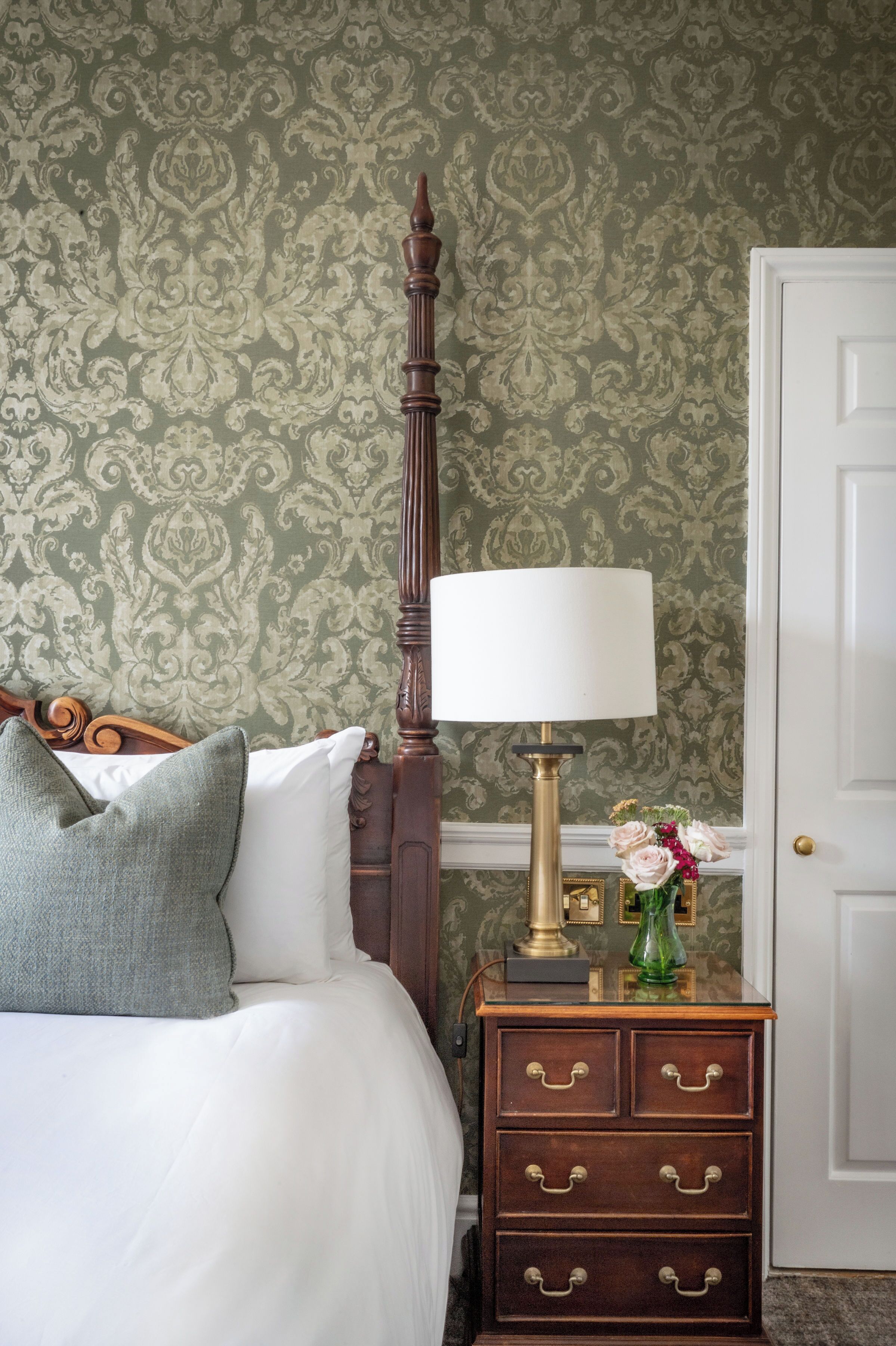 Manor House Classic Twin | 1 多间卧室、特色装修、特色家居、办公桌