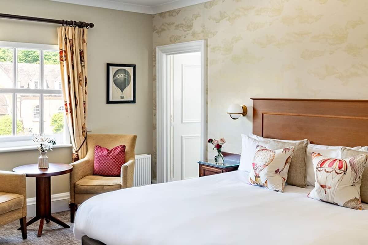 1 bedroom, individually decorated, individually furnished, desk