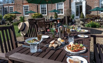 供应早餐、午餐和晚餐，英国菜，花园景观