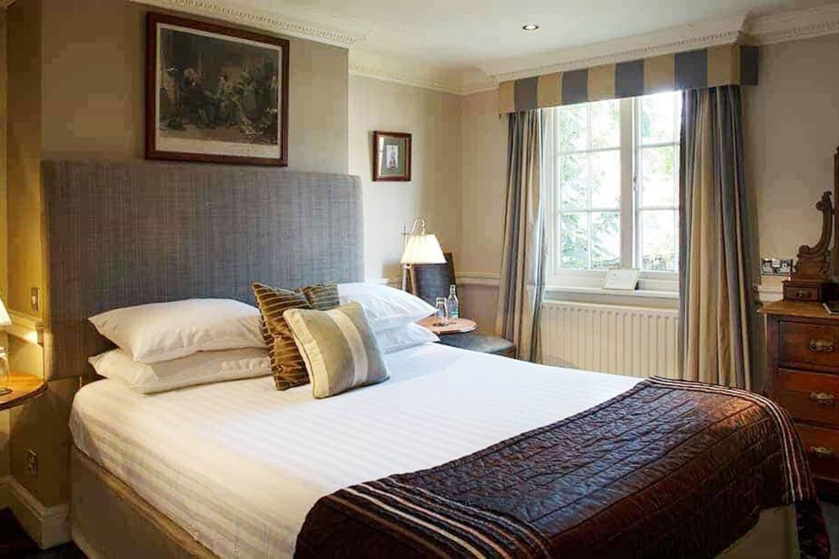 double bed (mews) | 1 bedroom, individually decorated, individually furnished, desk