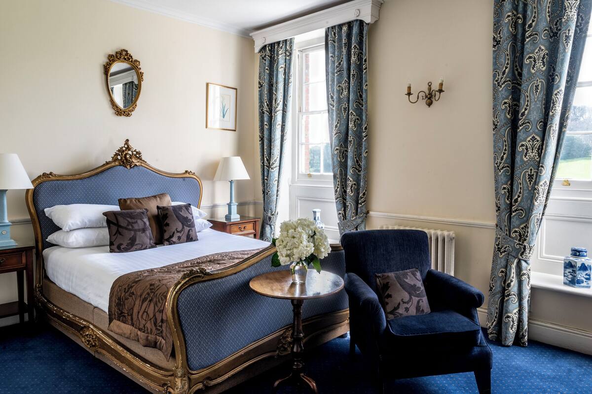 classic manor house | 1 bedroom, individually decorated, individually furnished, desk