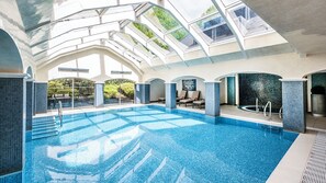 Innenpool, geöffnet von 07:00 Uhr bis 19:00 Uhr, Liegestühle