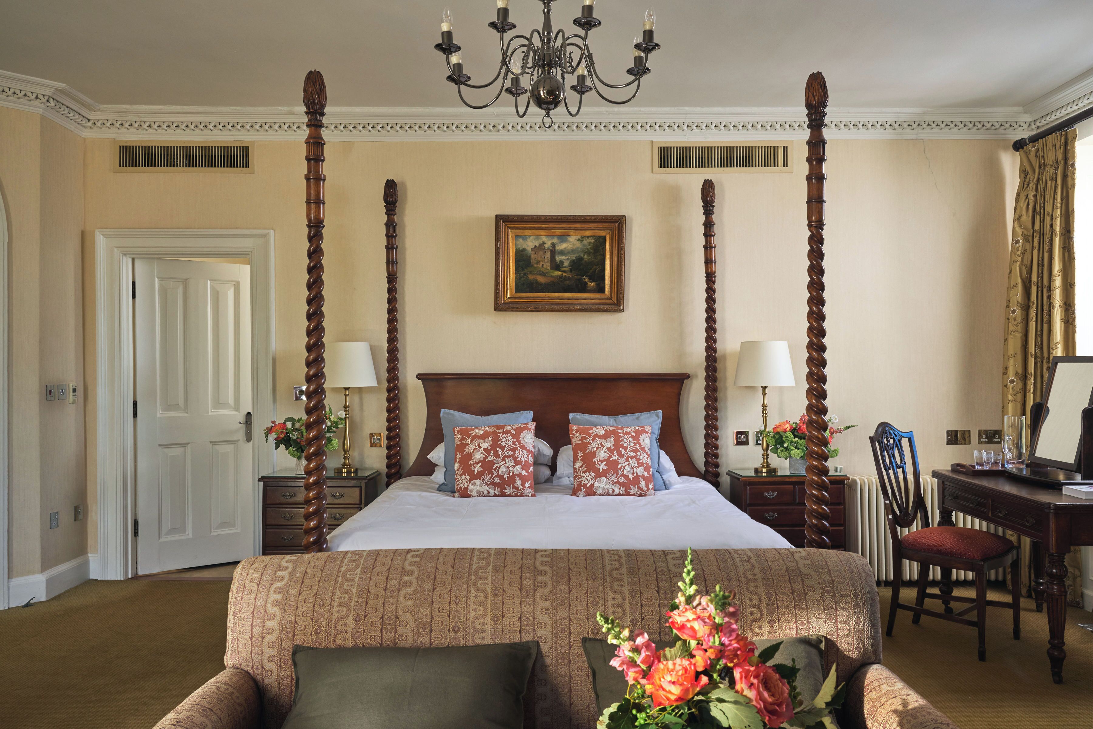Feature Room | ตู้นิรภัยในห้องพัก, โต๊ะทำงาน, ผ้าม่านกันแสง, เตารีด/โต๊ะรีดผ้า