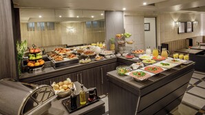 A buffet with various food items and beverages. - Hotel Royal Court (Rome)