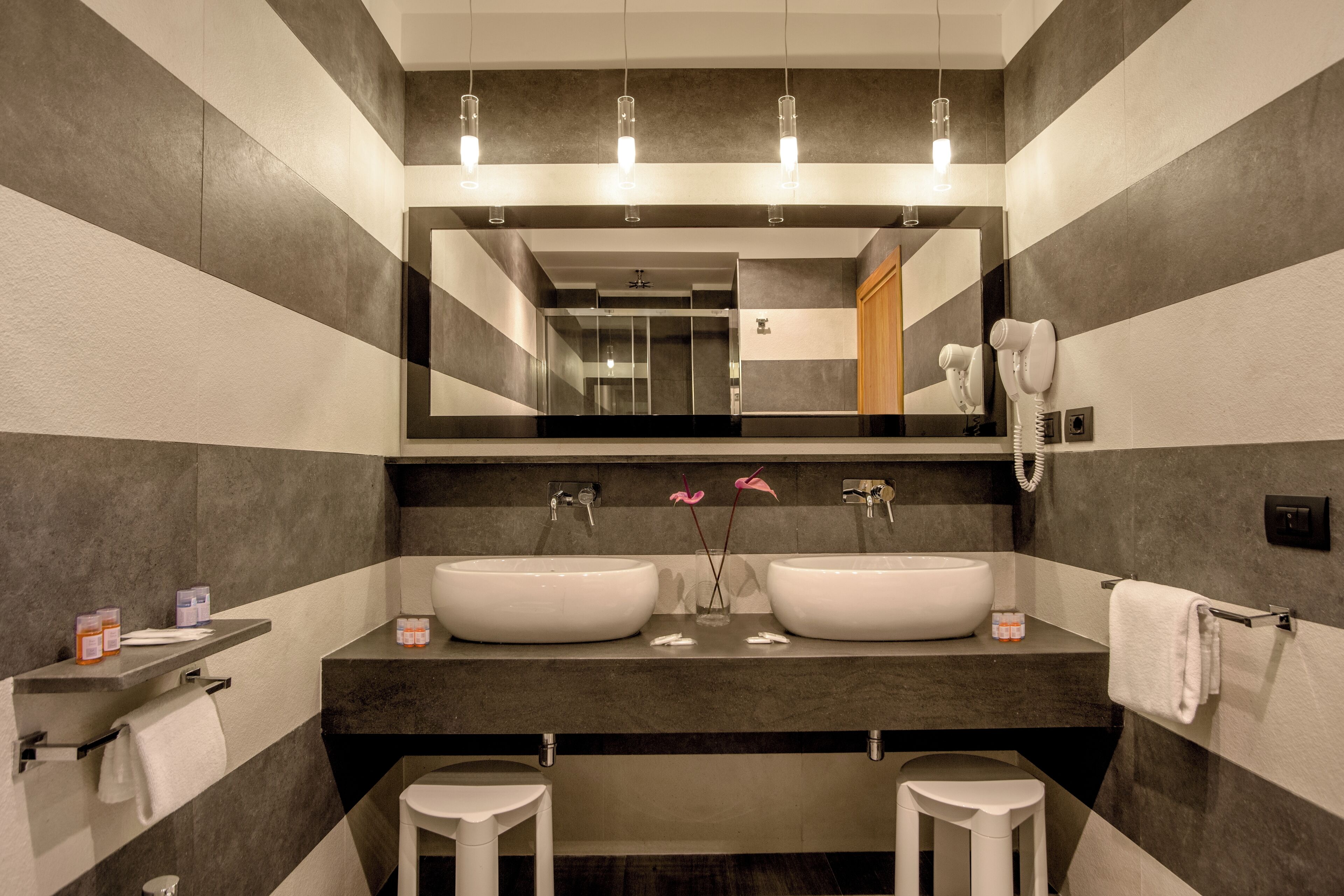 deluxe double via vicenza 38 | bathroom | combined shower/bathtub, free toiletries, hair dryer, bidet