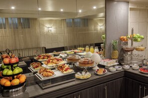 Daily buffet breakfast for a fee - Hotel Royal Court (Rome)