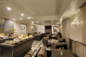 Daily buffet breakfast (EUR 20.00 per person) - Hotel Royal Court (Rome)