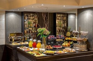 Petit déjeuner buffet (20.00 EUR par personne)