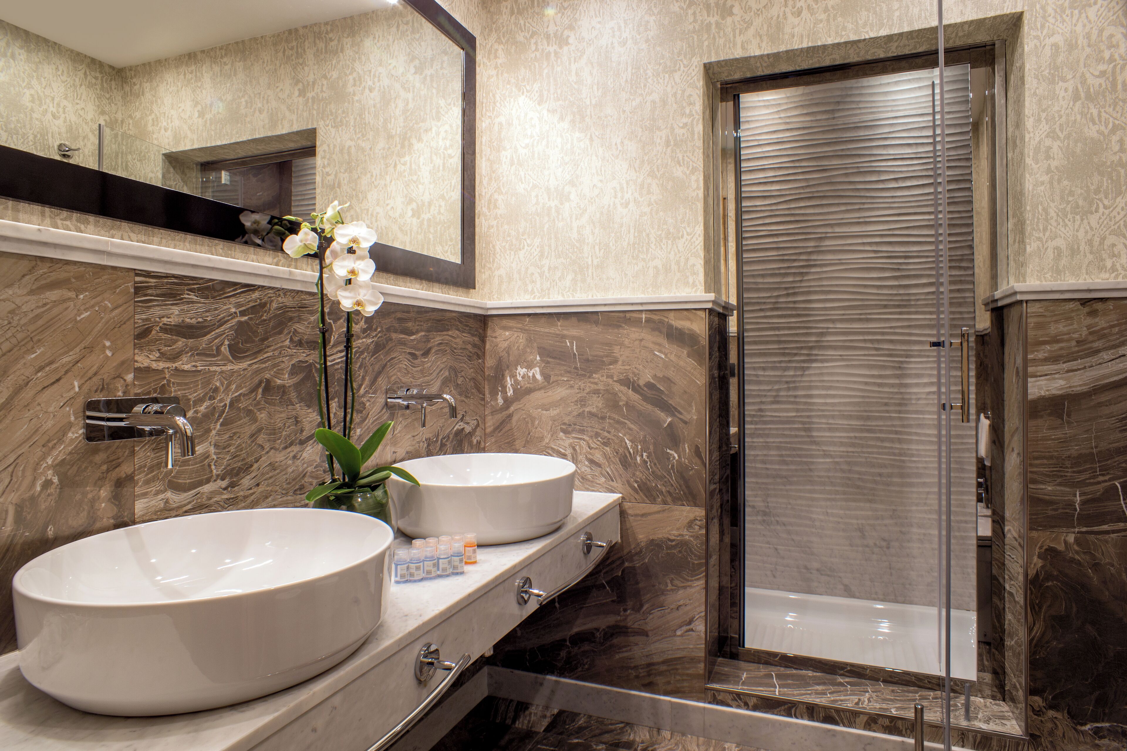 junior suite dependance via marghera 29 | bathroom | combined shower/bathtub, free toiletries, hair dryer, bidet