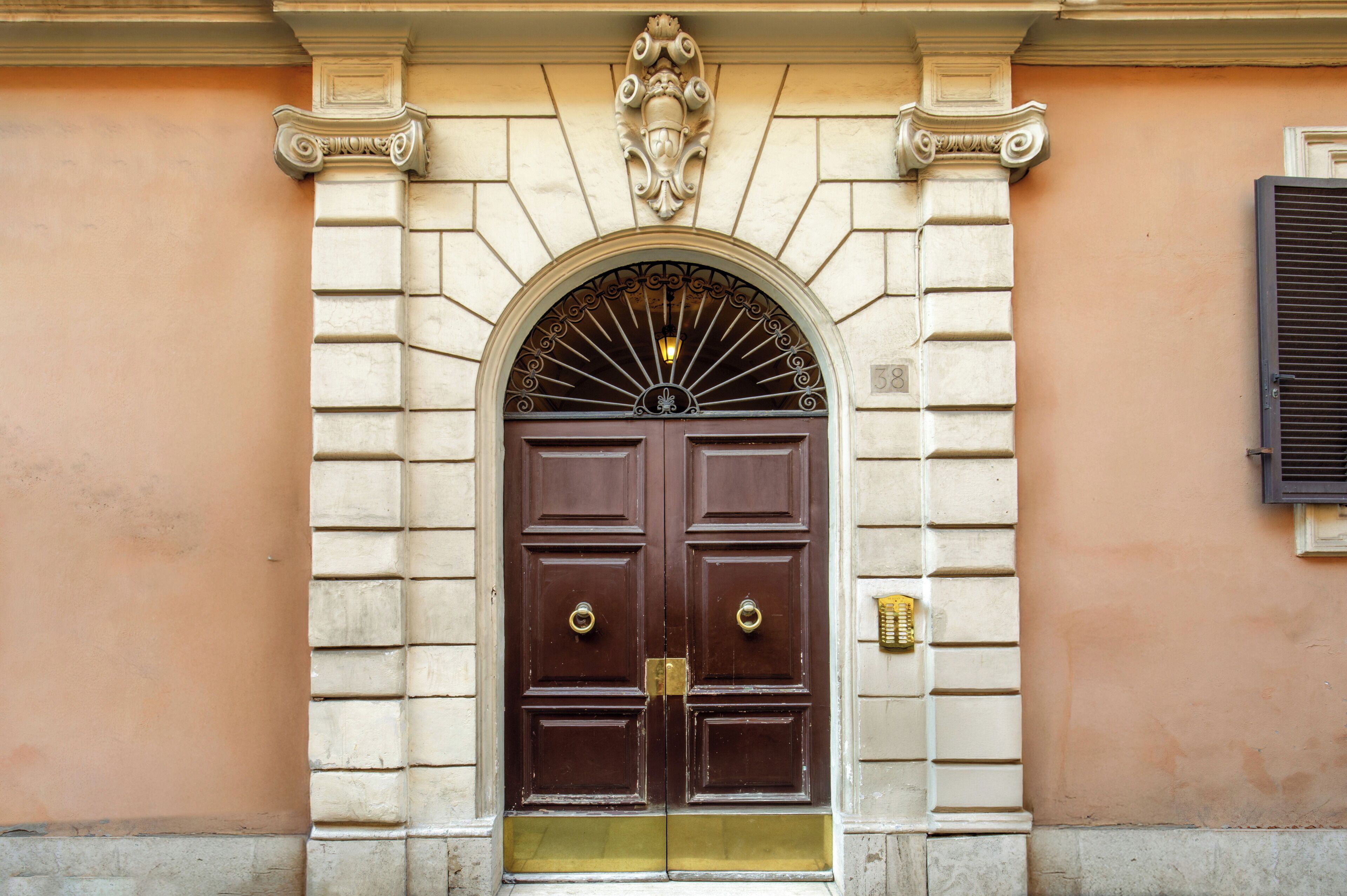 Seprai antialergi, minibar, brankas, dan meja kerja