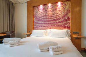 Minibar, in-room safe, desk, laptop workspace - Abba Sants Hotel (Barcelona)