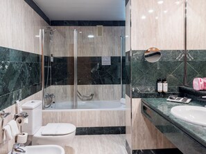 Combined shower/bathtub, free toiletries, hair dryer, bidet