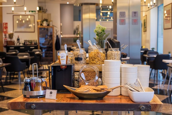 Tägliches Frühstücksbuffet (18 EUR pro Person)
