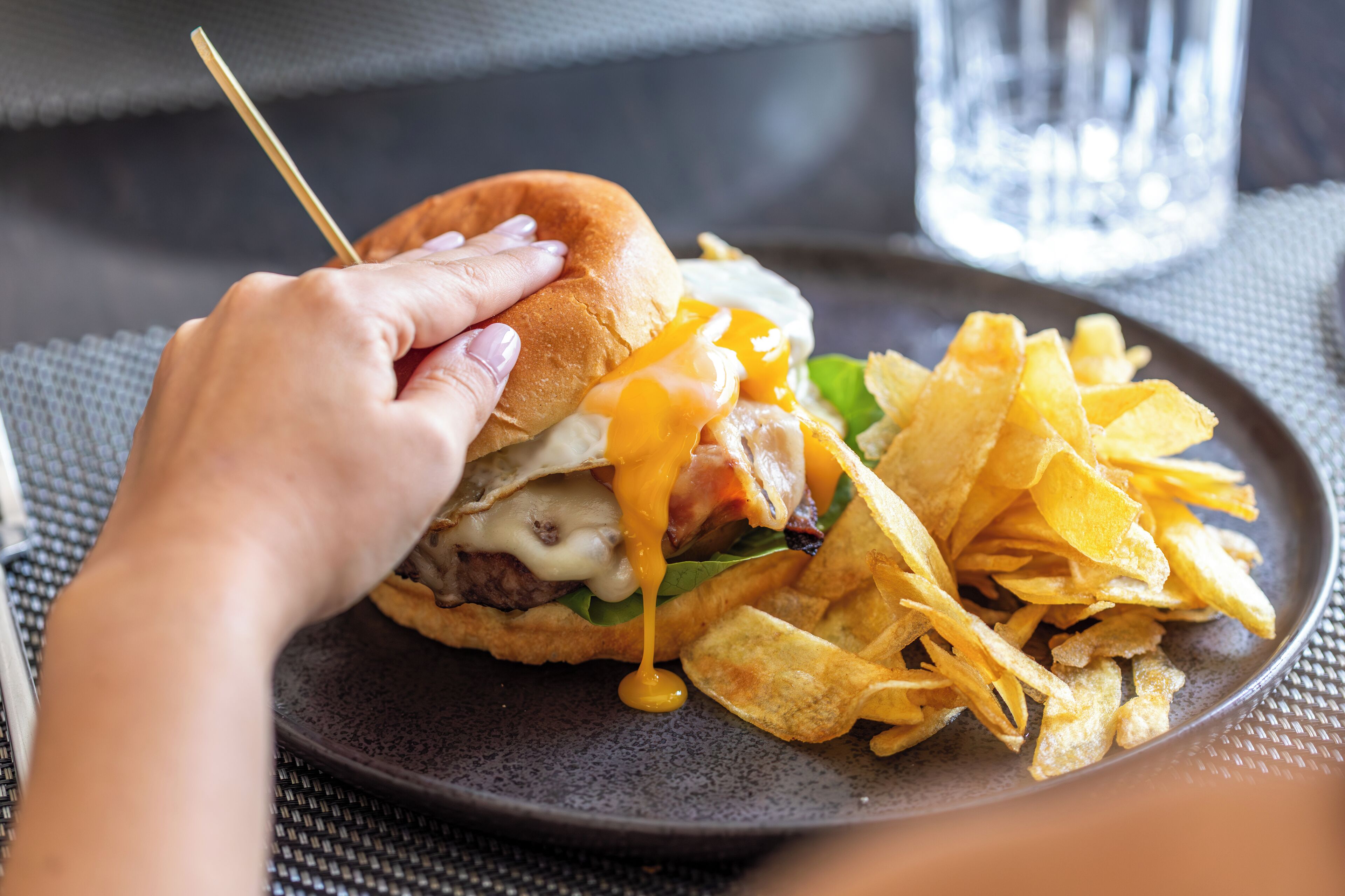 Un plato con una hamburguesa y papas fritas.
