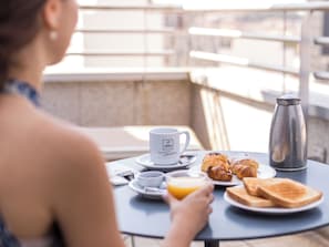 Minibar, in-room safe, desk, laptop workspace - Abba Sants Hotel (Barcelona)