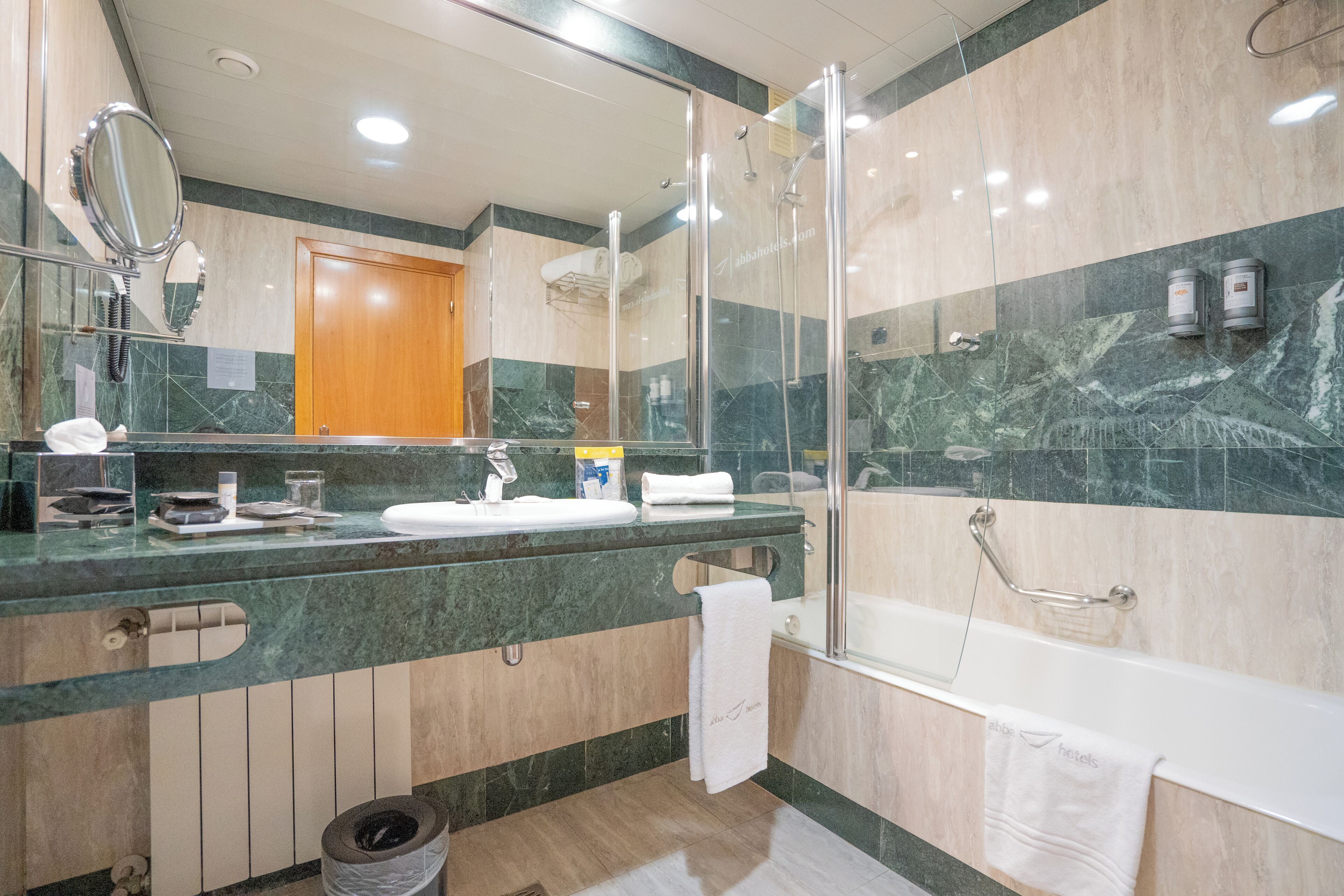 combined shower/bathtub, free toiletries, hair dryer, bidet