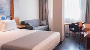 Minibar, caixa forta a l'habitació i escriptori